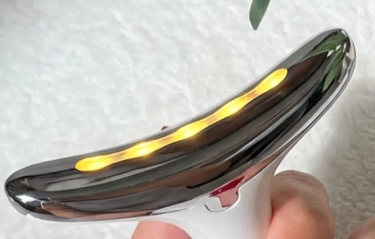Close up of the MyoGlow head showing the row of warm LED lights along the chrome plate